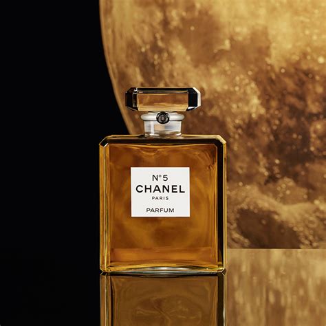 Wangi Chanel No.5 Hembuskan Semangat Perayaan Akhir 